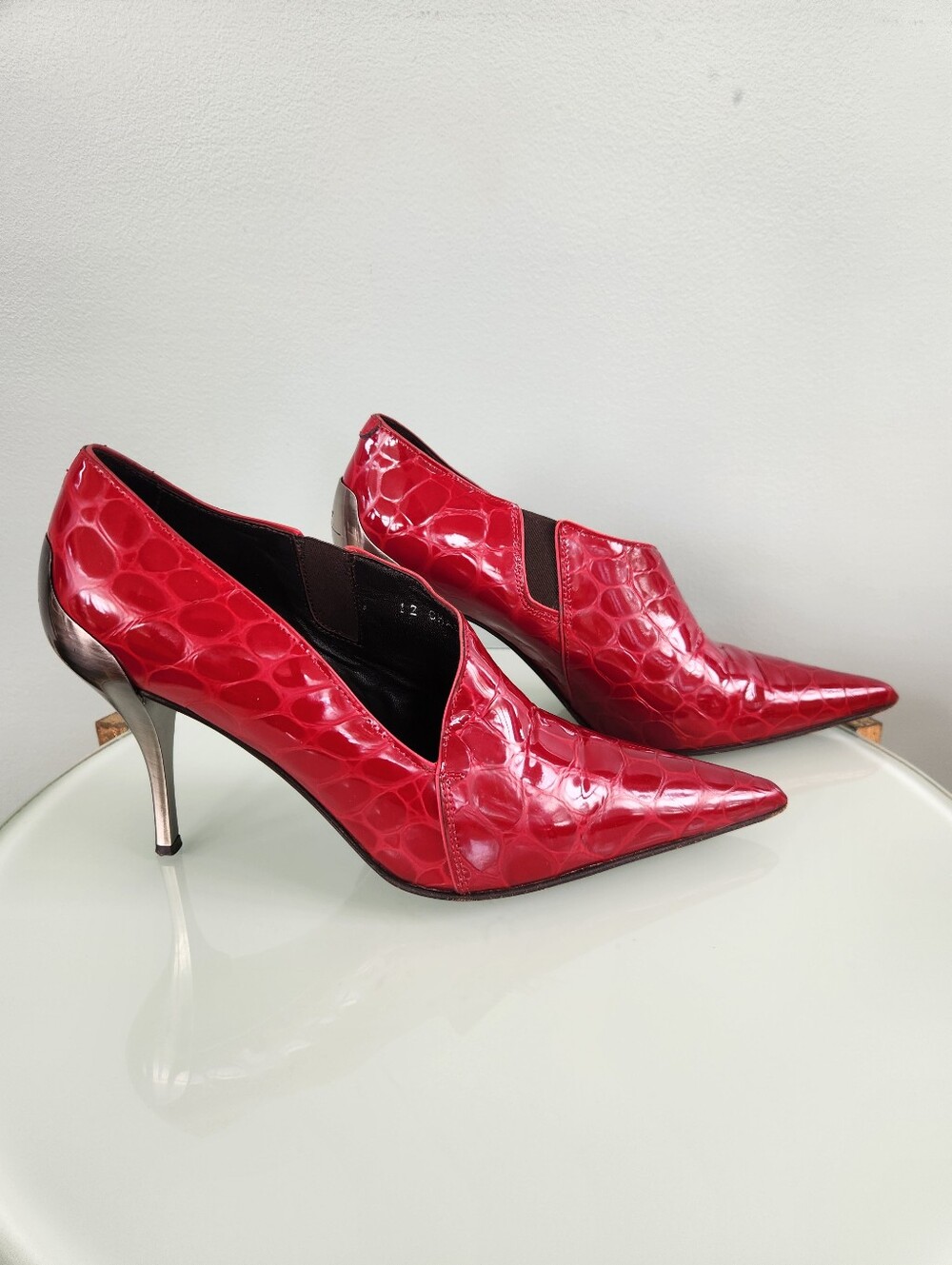 DONALD J PLINER Chad Cherry Red Assymetrical Size 8.5 Heel
